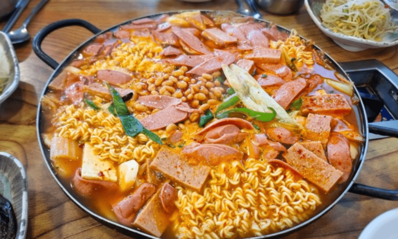 Budae Jjigae: lo stufato coreano nato dalla guerra