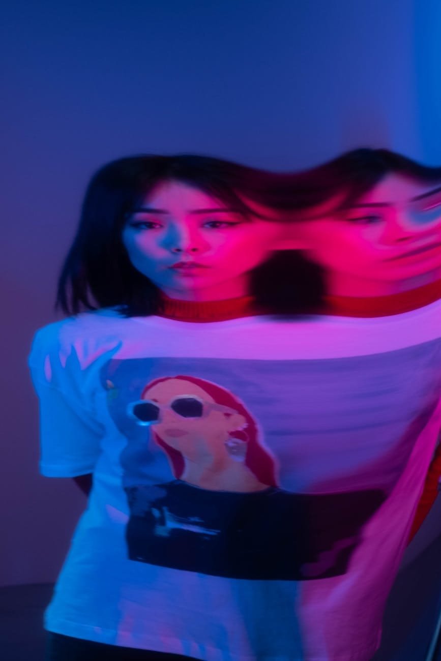 a woman in white crew neck t shirt