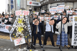 proteste creative contro il presidente Yoon Suk Yeol