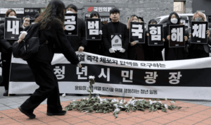 Protesta creativa in Corea del Sud: funerale satirico contro il presidente Yoon Suk Yeol