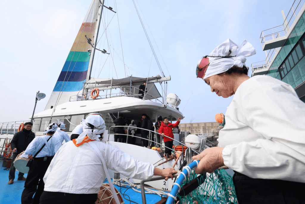 Le haenyeo vanno in pensione. Cerimonia. Photo: ajupress